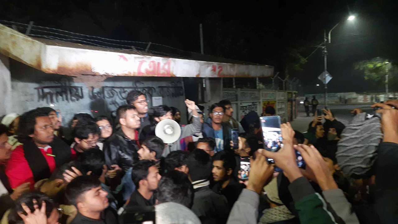 ডাকসুর রূপরেখা প্রণয়নে ৭২ ঘণ্টার আল্টিমেটাম শিক্ষার্থীদের